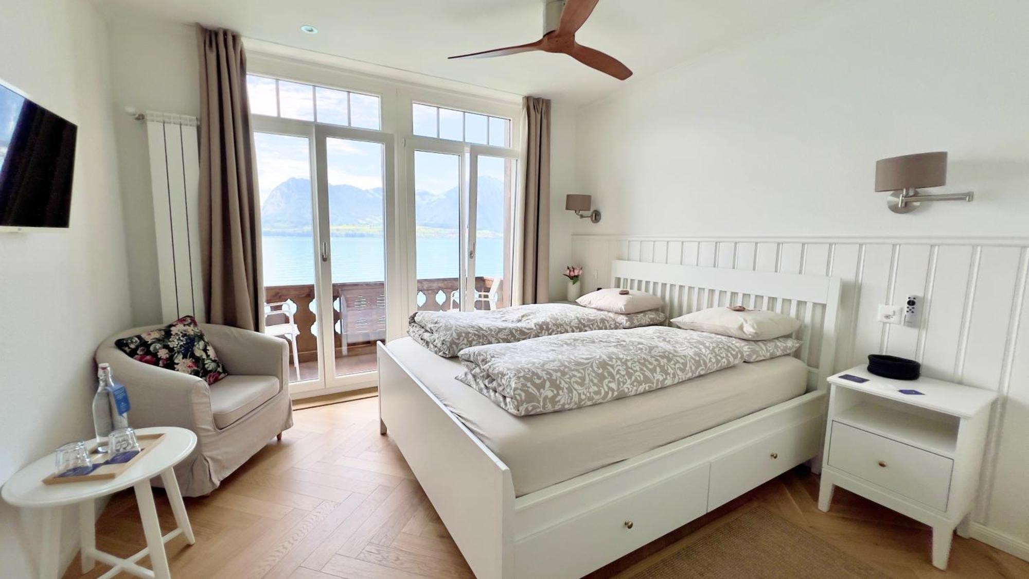 Doppelzimmer „Superieur" mit frontalem Seeblick und eigenem Balkon