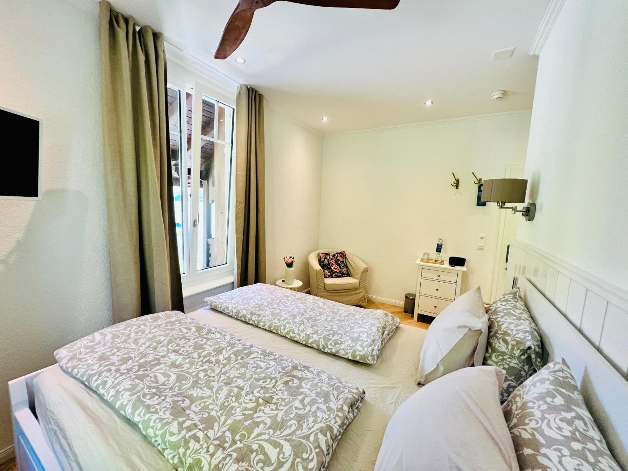 Doppelzimmer „Classique" mit seitlichem Seeblick und öffentlichem Balkon