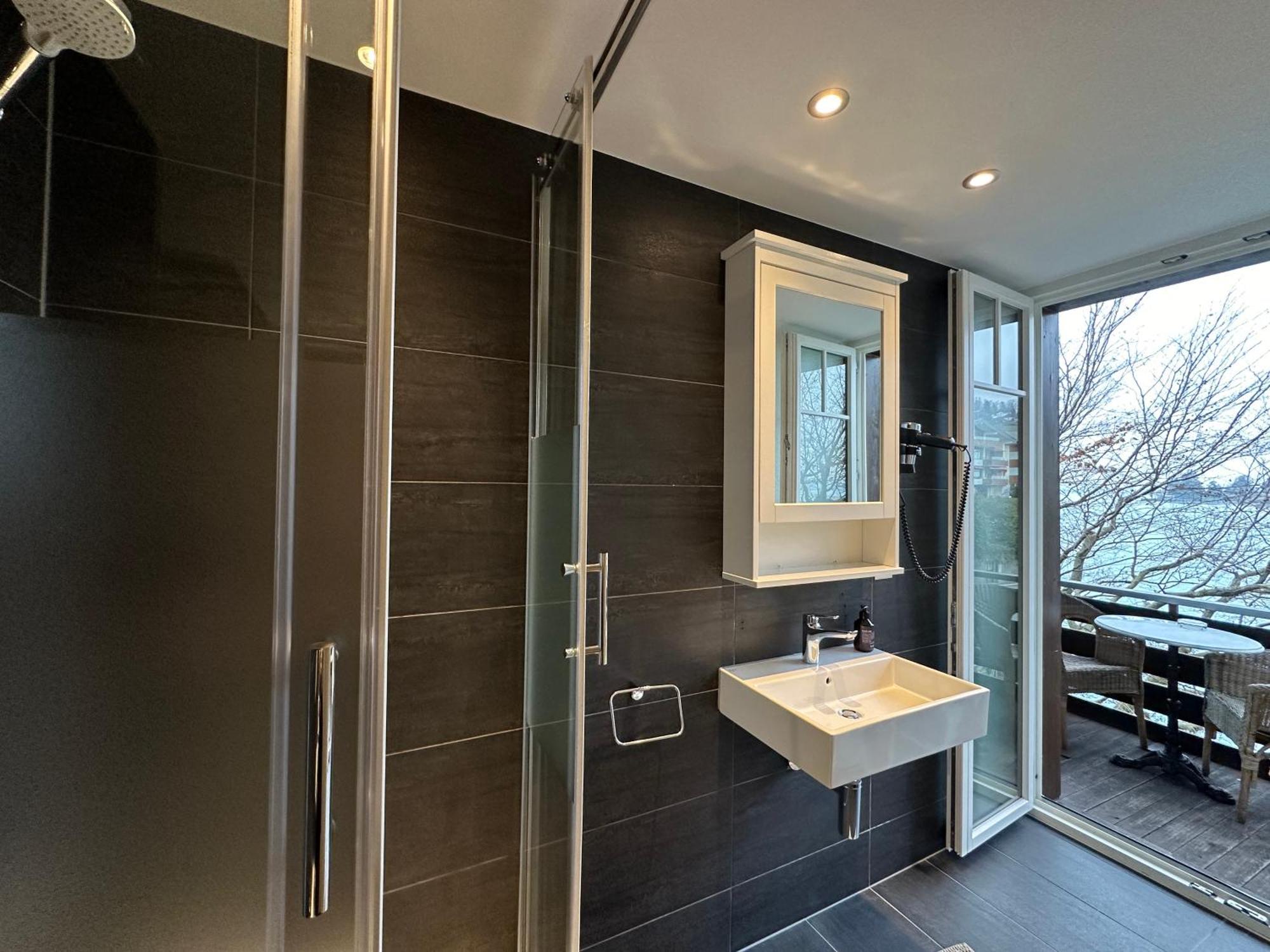 Doppelzimmer „Balcony" mit seitlichem Seeblick und eigenem Balkon